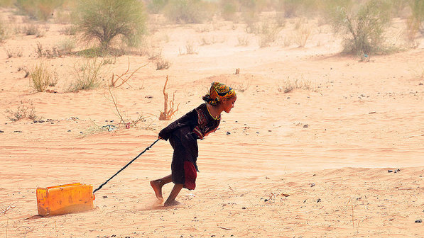 Refugiados-crianca-agua-mauritania-20120503-size-598